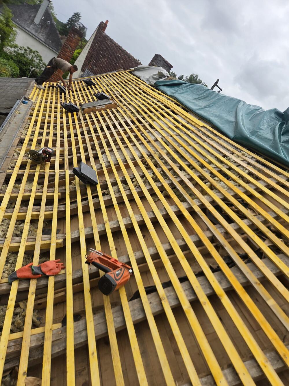 Pose de liteaux sur charpente lors d'une rénovation de toiture